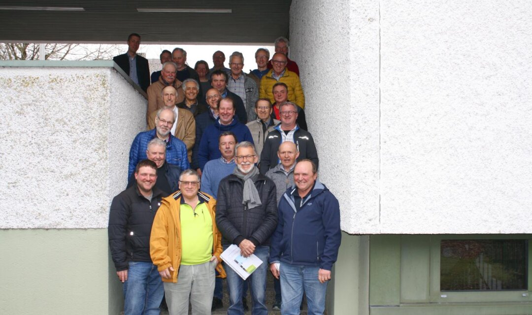 Felgeschworene und Vermessungsamt Mitarbeiter vor dem Amt in Dachau