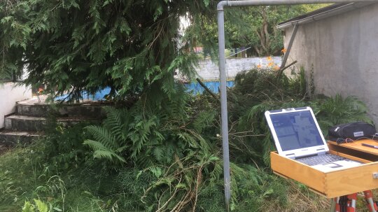 Ein Feldrechner steht auf einem kleinen Tisch auf einem Grundstück